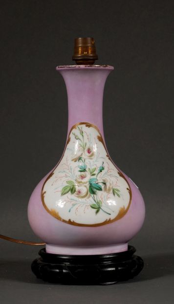 null Vase en porcelaine à fond rose à décor d'un médaillon blanc fleuri, monté en...