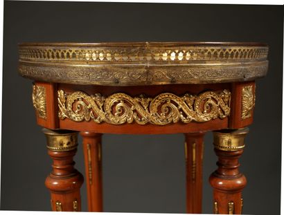 null 
*Oval pedestal table in natural wood, white marble top with openwork brass...