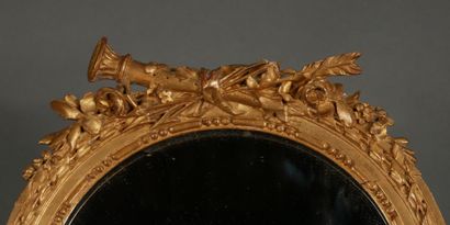 null A round carved wooden mirror with flowers, arrow and torch, Louis XVI style

D:...