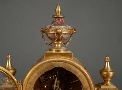 null *Petite pendule portique en marbre griotte et bronze, style Louis XVI

H : 19...
