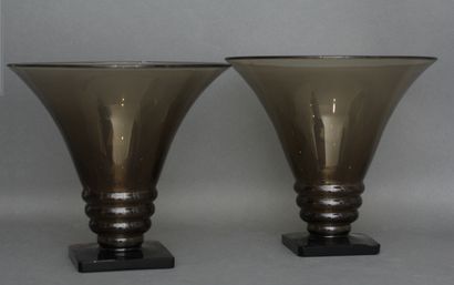 null DAUM Nancy France

Two tulip-shaped bowls on a square base with cut sides in...