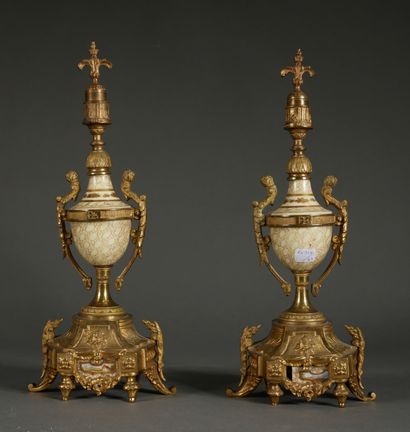 null *Garniture de cheminée à six pieds en bronze et porcelaine à décor polychrome...