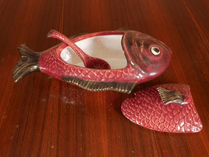null *Lot in faîence :

- fish dish, Sarreguemines

- fish tureen

- vase in the...