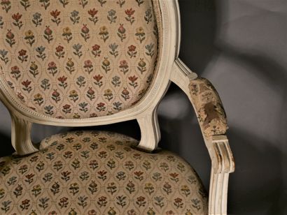 null *Mobilier de salon en bois laqué blanc sculpté de fleurs, style Louis XVI comprenant...