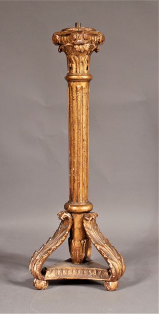 null *Pique-cierge en bois sculpté redoré en forme de colonne

H : 50 cm. (élect...