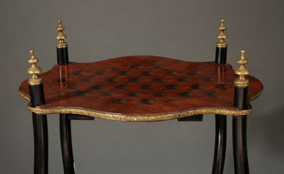 null A three-top inlaid veneer pedestal table with cubes.

H : 84 W : 37 D : 28 cm....