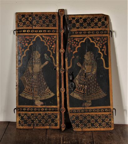 null 
Two polychrome wood door panels with Indians. Cracks and accidents




69 x...