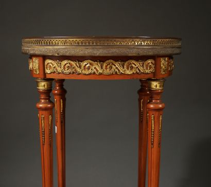 null 
*Oval pedestal table in natural wood, white marble top with openwork brass...