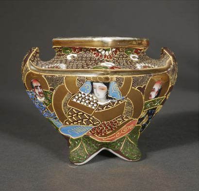 null *Lot dépareillé en céramique polychrome, Extrême Orient

H du vase : 26 cm.
