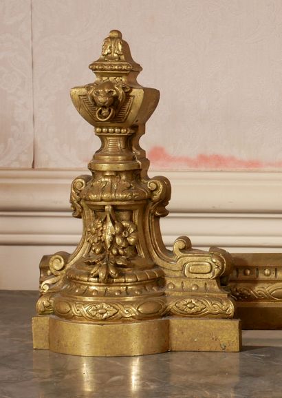 null Bronze and brass mantelpiece decorated with fire pots

H : 28,5 L : 87,5 cm...