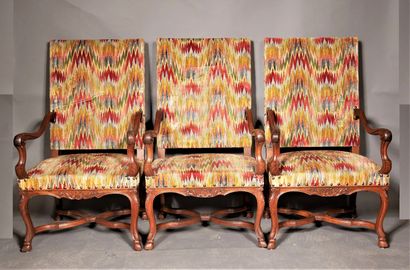 null *Trois fauteuils en bois naturel à haut dossier, style Louis XIII

H : 120 L...