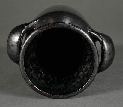 null Robert PICAULT (1919-2000)

Vase with two handles in black glazed terracotta,...