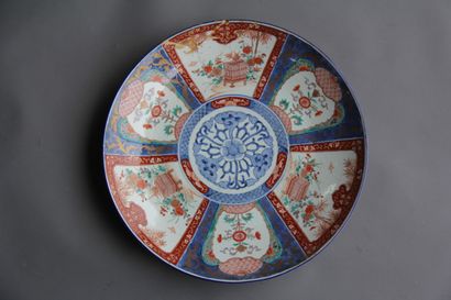 null A round polychrome porcelain dish decorated with medallions

D : 47 cm. (ac...