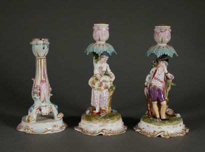 null *Lot :

- Paire de bougeoirs en porcelaine polychrome à décor d'un couple de...