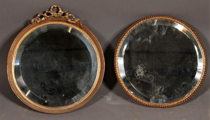 null Two round gilt metal mirrors

D: 24 and 29 cm.