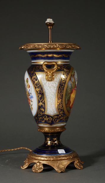 null *Vase balustre sur piédouche en porcelaine polychrome et doré à décor dans des...