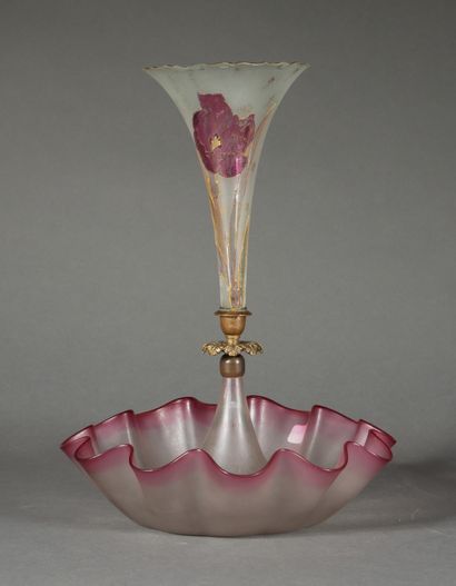 null Transparent glass tulip pot, slightly purple on the sides and with painted flowers

H:...