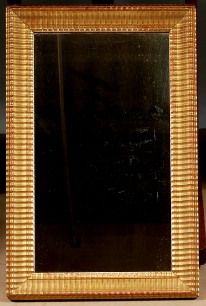 null Rectangular gilded stuccoed wood mirror with wave decoration

49,5 x 76 cm....