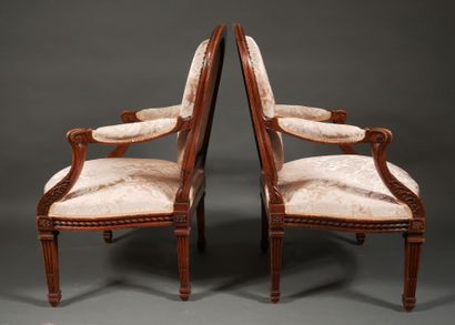 null A pair of straight-backed armchairs in natural wood, fluted and filleted legs,...