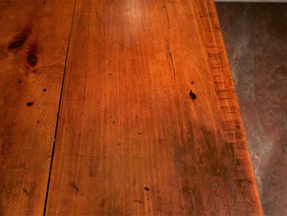 null *Table de ferme en bois naturel à pieds cambrés

H : 75 L : 229 P : 78 cm.