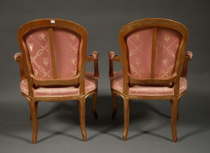 null A pair of Louis XV style giltwood cabriolets

H : 85 W : 57 D : 59 cm.