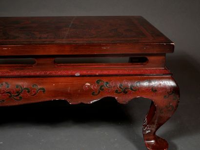 null Lacquer coffee table with characters, China 

H : 37 cm W : 104 cm D : 54cm...