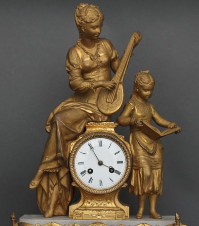 null Pendule en régule doré et albâtre à décor d'une jeune femme musicienne et d'une...