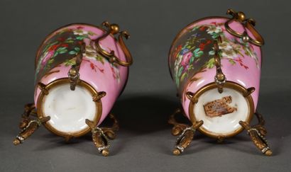 null *Galerie BOUTIGNY Palais royal

Paire de gobelets en porcelaine à décor de médaillons...