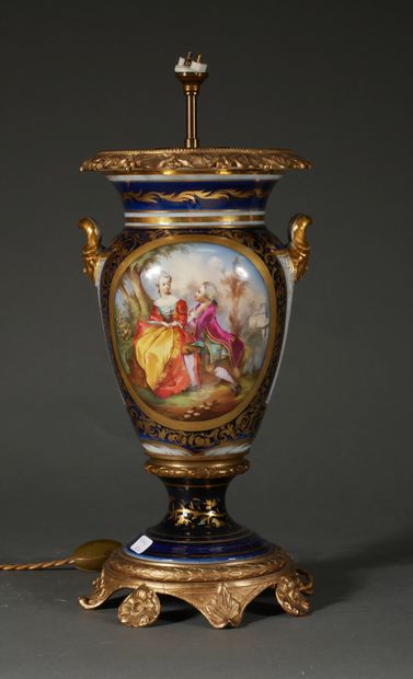 null *Vase balustre sur piédouche en porcelaine polychrome et doré à décor dans des...