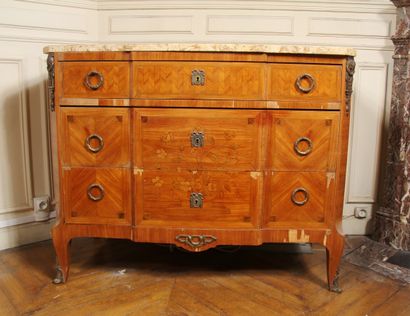 null A scriban chest of drawers in veneer opening to three drawers on three rows,...