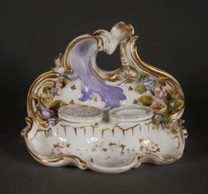 null Double inkwell in polychrome and gilded porcelain of rocaille form

H : 17 L...