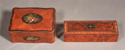 null Lot :

- Brass inlaid veneer glove box, Napoleon III

H : 8 W : 32 D : 10 cm....