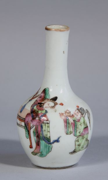 null *Vase globulaire à long col en pordelaine à décor de personnages, Chine

H :...