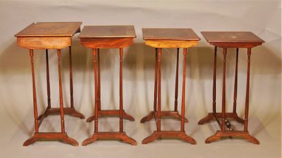 null *Quatre tables gigognes en bois de placage

H : 73 L : 52 P : 37 cm.
