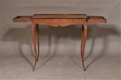 null *Table cabaret en bois naturel, à deux tiroirs latéraux, pieds cambrés

H :...