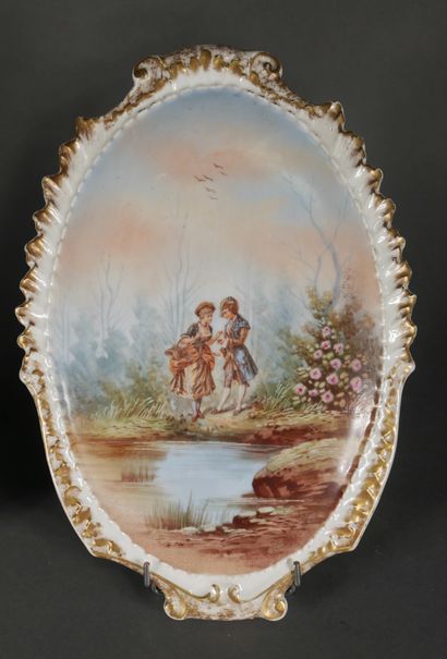 null *LIMOGES

Deux plaques ovales mouvementées en porcelaine polychrome à décor...