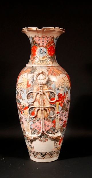 null 
*Vase balustre en faïence polychrome et doré à décor de personnages, anses...
