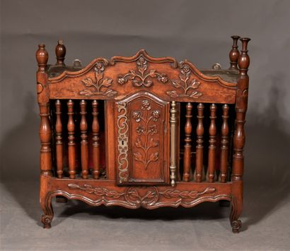 null Natural wood panelled and carved with flowers, 19th century.

H : 80 W : 84...