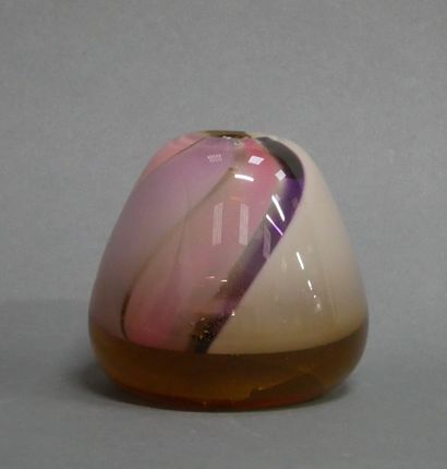 null *Vase piriforme en verre teinté, signé MORAN et daté 27.7.81

H : 13,5 cm.