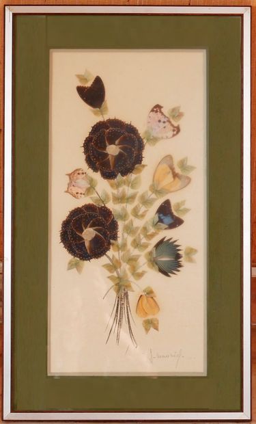null *Six tableaux à décor d'oiseaux, fleurs réalisés en ailes de papillon, signés...