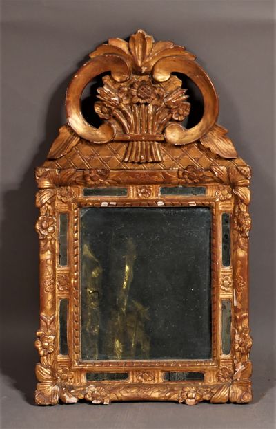null Gilded wooden mirror with flowers, pediment with a bouquet of flowers, old elements.

77...