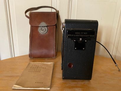 null KODAK

Brownie 2 bellow camera, with leather case and instructions