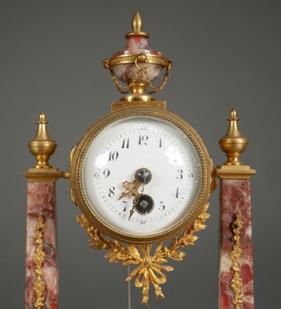 null Small portico clock in griotte marble and bronze, Louis XVI style

H : 19 W...