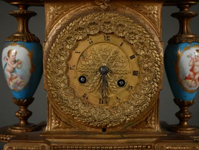 null *Ph MOUREY

Gilt metal and porcelain plate clock with polychrome decoration...
