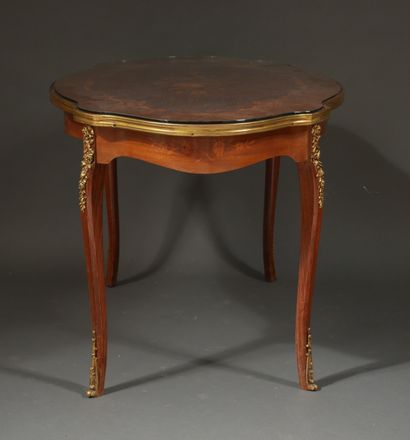 null A Louis XV style four-legged low table in veneer with flower inlays.

H : 50...