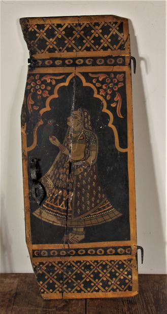 null 
Deux panneaux de porte en bois polychrome à décor d'indiens. Fentes et accidents




69...