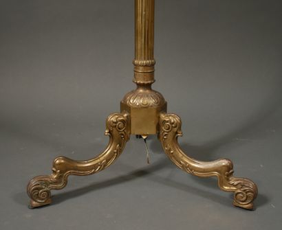 null Tripod floor lamp in bronze with five arms of light

H : 160 cm.