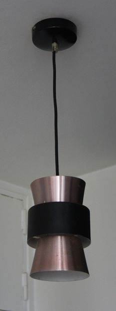 null Paire de suspensions en métal brossé rose et noir mat

H : 54 D : 14 cm.