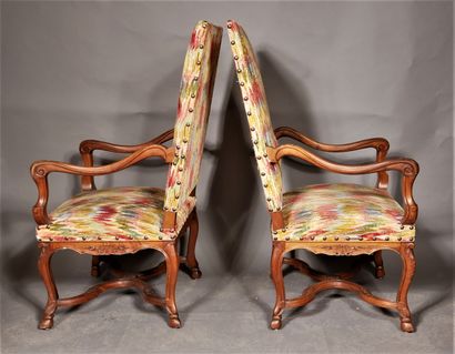 null *Trois fauteuils en bois naturel à haut dossier, style Louis XIII

H : 120 L...