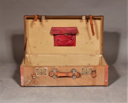 null *MOYNAT

Travel trunk in natural wood, leather and fabric

H : 45 W : 70 D :...
